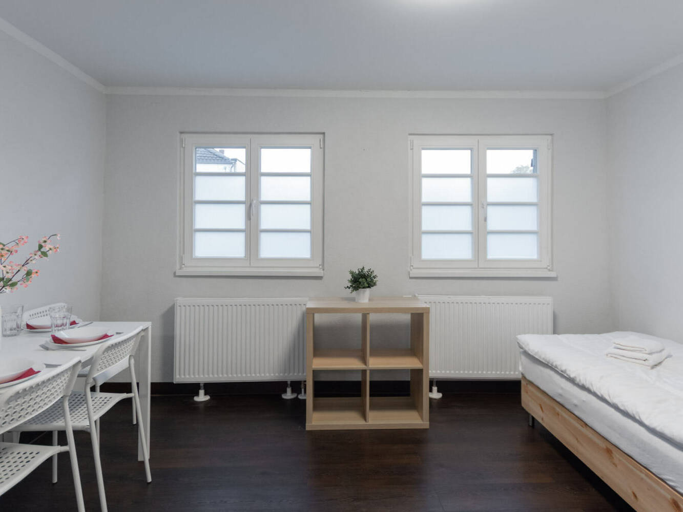 Workers' rooms, workers' apartments, rent, book, North Rhine-Westphalia, 0b1ddaf4cccb186aa74ecc301d2343669f2f52b20f1702051350fd340805de1a-1,